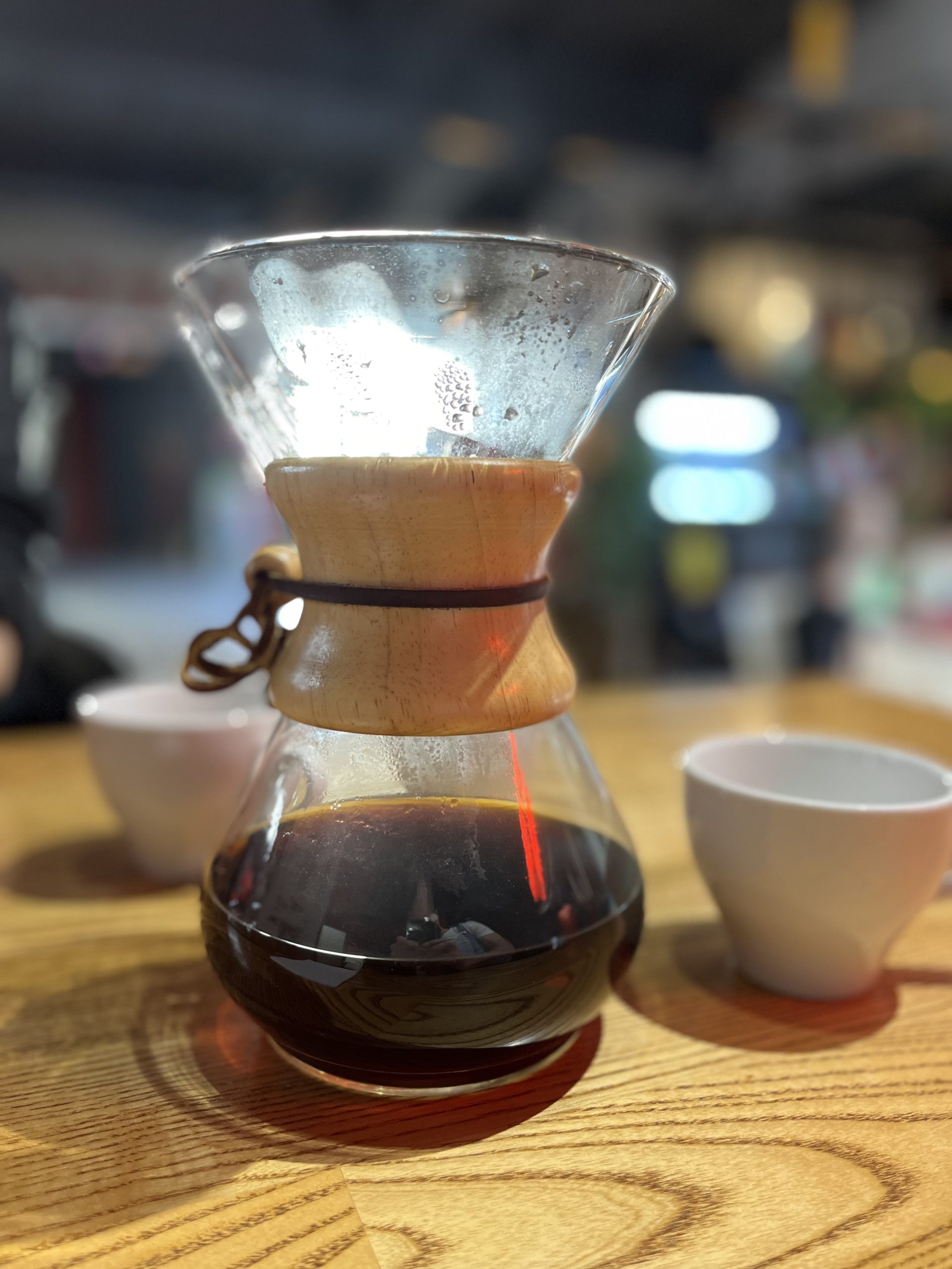 Chemex заварювання кави на дерев'яній підставці у кав'ярні