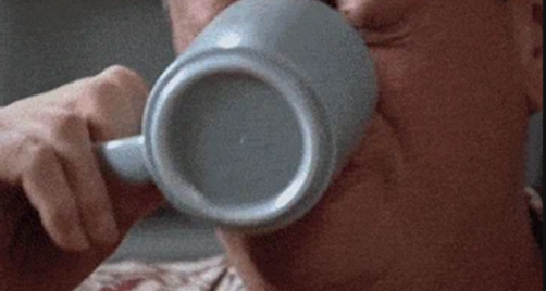 Гостя насолоджується кавою у кавʼярні NAFTA Coffee Shop у Харкові